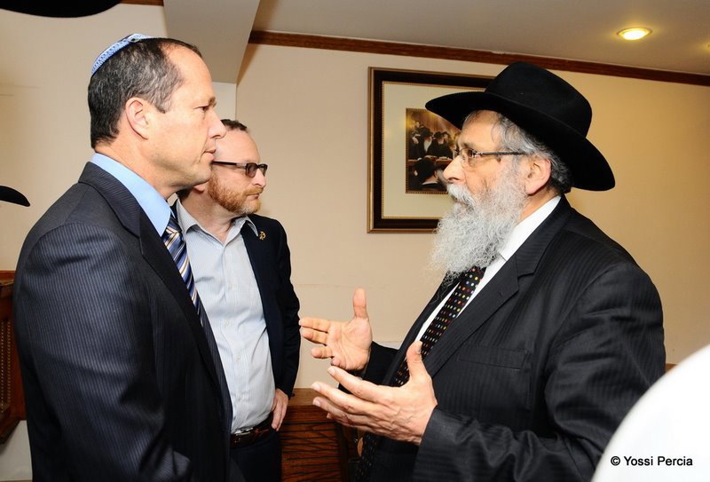 גלריית ענק: ראש עיריית ירושלים התפלל בציון הרבי מליובאוויטש