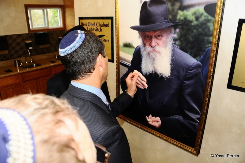 גלריית ענק: ראש עיריית ירושלים התפלל בציון הרבי מליובאוויטש
