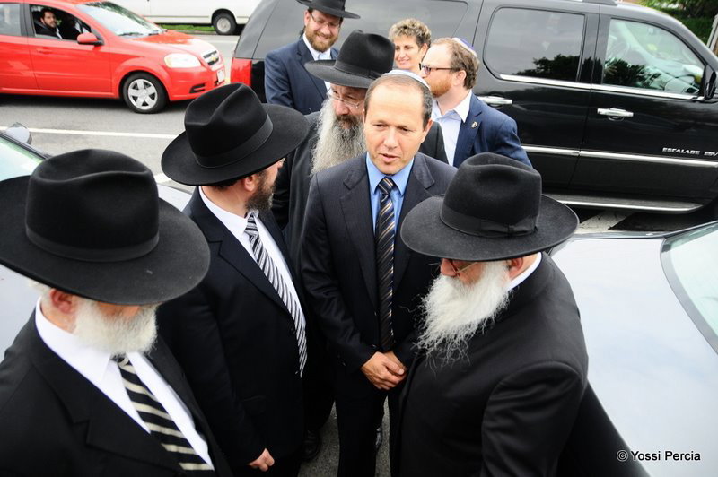 גלריית ענק: ראש עיריית ירושלים התפלל בציון הרבי מליובאוויטש
