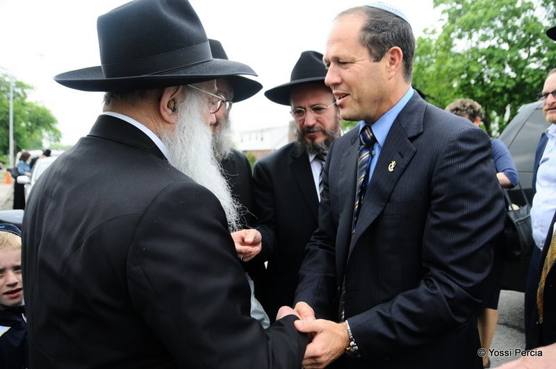 גלריית ענק: ראש עיריית ירושלים התפלל בציון הרבי מליובאוויטש