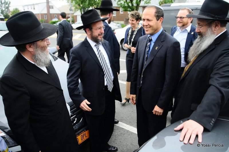 גלריית ענק: ראש עיריית ירושלים התפלל בציון הרבי מליובאוויטש