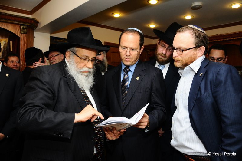 גלריית ענק: ראש עיריית ירושלים התפלל בציון הרבי מליובאוויטש