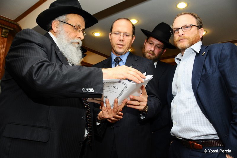 גלריית ענק: ראש עיריית ירושלים התפלל בציון הרבי מליובאוויטש