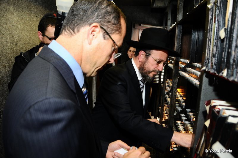גלריית ענק: ראש עיריית ירושלים התפלל בציון הרבי מליובאוויטש