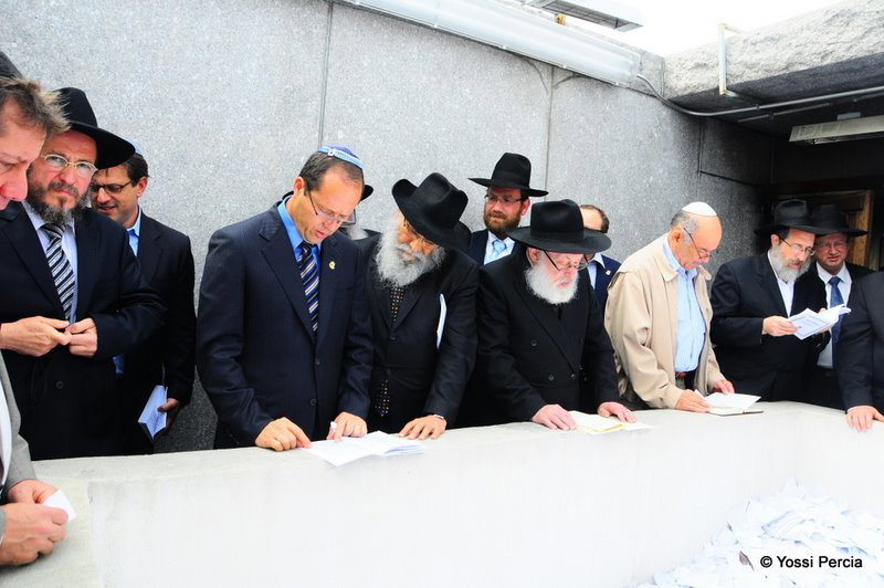 גלריית ענק: ראש עיריית ירושלים התפלל בציון הרבי מליובאוויטש