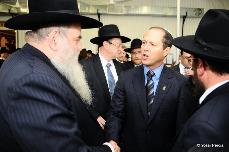 גלריית ענק: ראש עיריית ירושלים התפלל בציון הרבי מליובאוויטש