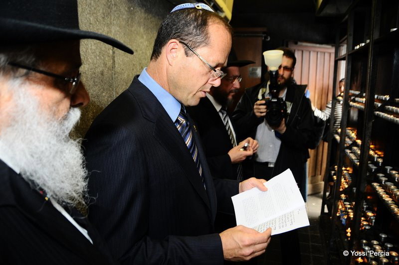 גלריית ענק: ראש עיריית ירושלים התפלל בציון הרבי מליובאוויטש