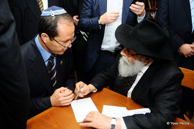 גלריית ענק: ראש עיריית ירושלים התפלל בציון הרבי מליובאוויטש