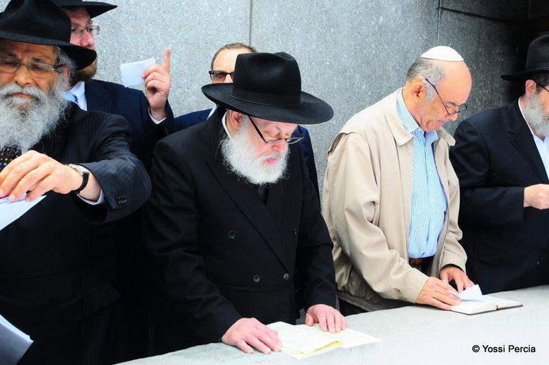 גלריית ענק: ראש עיריית ירושלים התפלל בציון הרבי מליובאוויטש