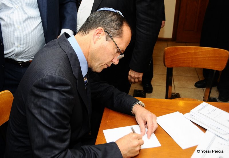 גלריית ענק: ראש עיריית ירושלים התפלל בציון הרבי מליובאוויטש