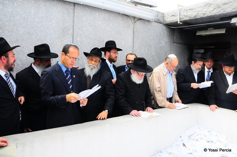 גלריית ענק: ראש עיריית ירושלים התפלל בציון הרבי מליובאוויטש