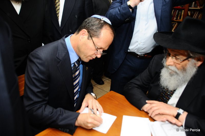 גלריית ענק: ראש עיריית ירושלים התפלל בציון הרבי מליובאוויטש