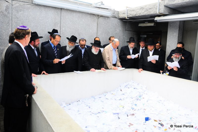 גלריית ענק: ראש עיריית ירושלים התפלל בציון הרבי מליובאוויטש