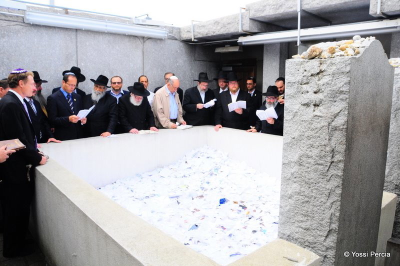 גלריית ענק: ראש עיריית ירושלים התפלל בציון הרבי מליובאוויטש