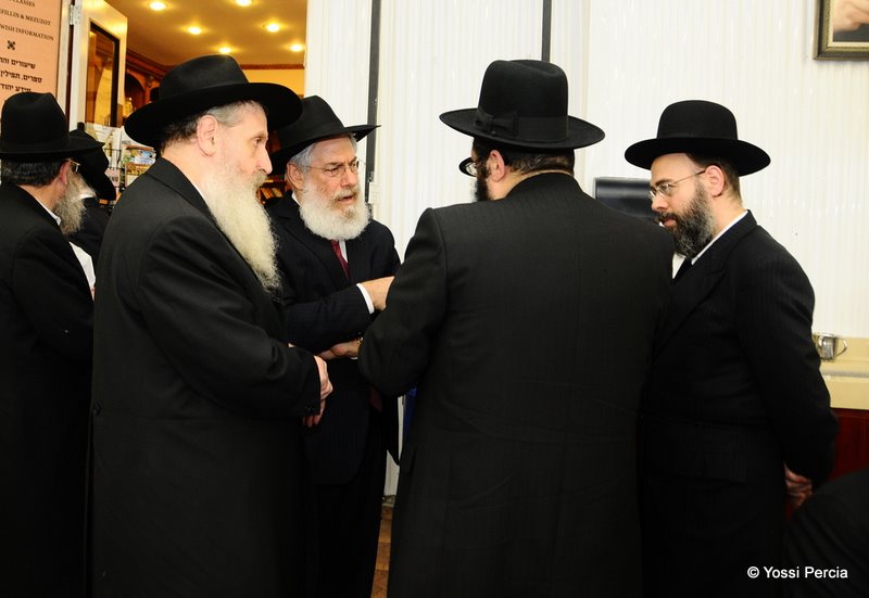 גלריית ענק: ראש עיריית ירושלים התפלל בציון הרבי מליובאוויטש