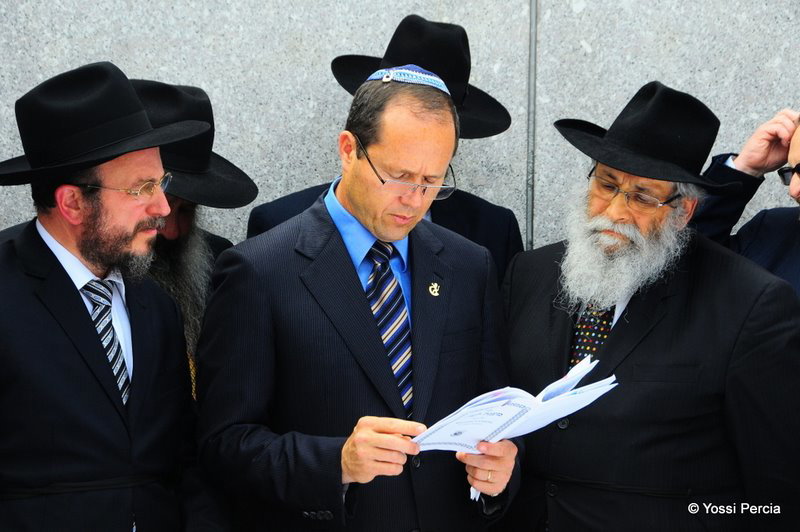 גלריית ענק: ראש עיריית ירושלים התפלל בציון הרבי מליובאוויטש