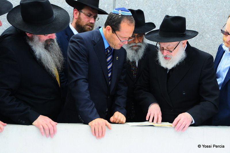 גלריית ענק: ראש עיריית ירושלים התפלל בציון הרבי מליובאוויטש