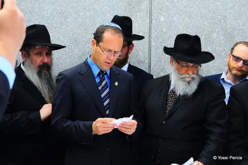 גלריית ענק: ראש עיריית ירושלים התפלל בציון הרבי מליובאוויטש