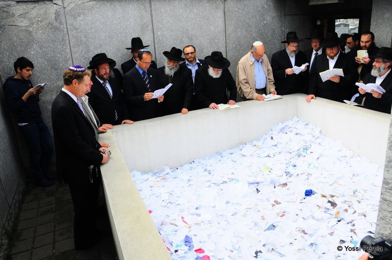 גלריית ענק: ראש עיריית ירושלים התפלל בציון הרבי מליובאוויטש