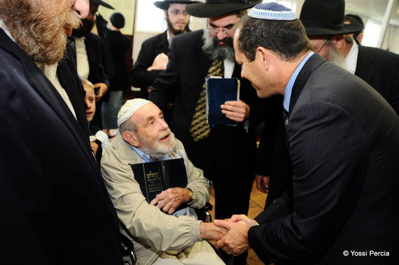 גלריית ענק: ראש עיריית ירושלים התפלל בציון הרבי מליובאוויטש