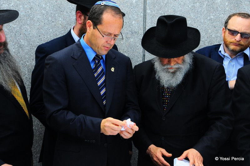 גלריית ענק: ראש עיריית ירושלים התפלל בציון הרבי מליובאוויטש