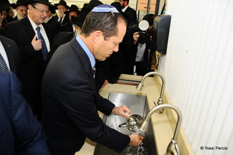 גלריית ענק: ראש עיריית ירושלים התפלל בציון הרבי מליובאוויטש