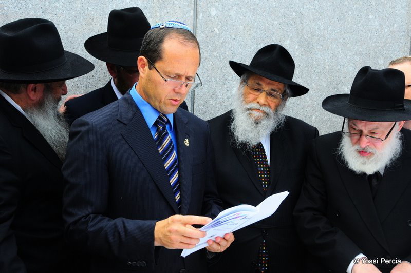 גלריית ענק: ראש עיריית ירושלים התפלל בציון הרבי מליובאוויטש