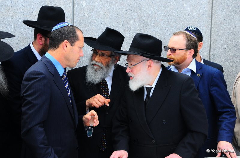 גלריית ענק: ראש עיריית ירושלים התפלל בציון הרבי מליובאוויטש