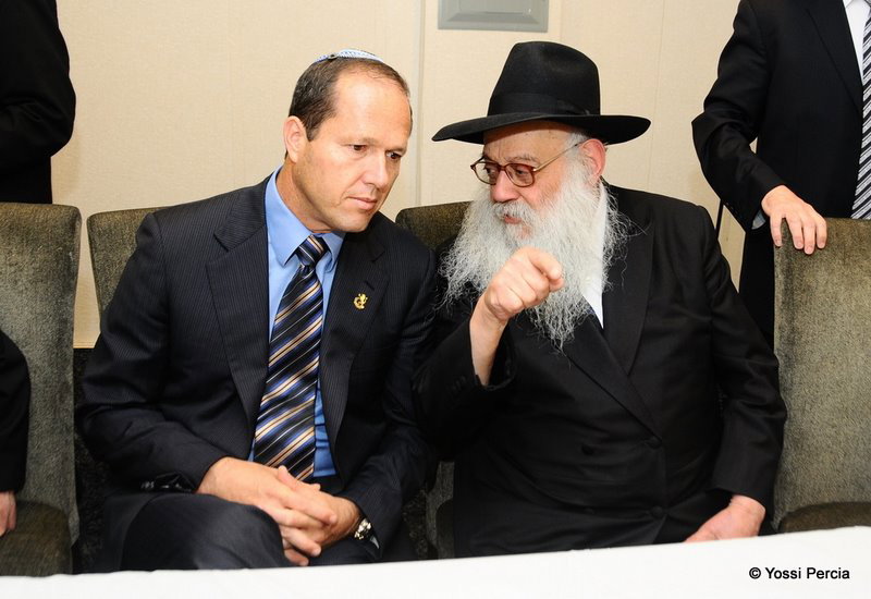 גלריית ענק: ראש עיריית ירושלים התפלל בציון הרבי מליובאוויטש