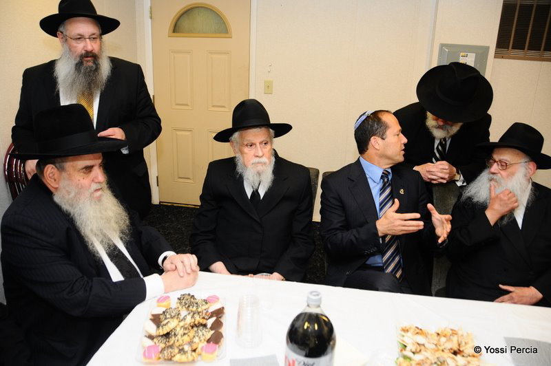 גלריית ענק: ראש עיריית ירושלים התפלל בציון הרבי מליובאוויטש