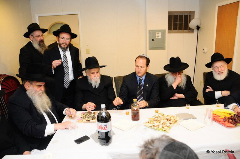 גלריית ענק: ראש עיריית ירושלים התפלל בציון הרבי מליובאוויטש