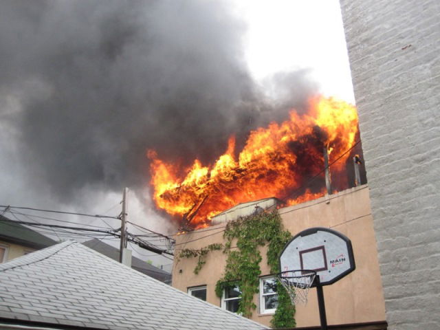 תיעוד: בית מדרש בבורו פארק עלה באש