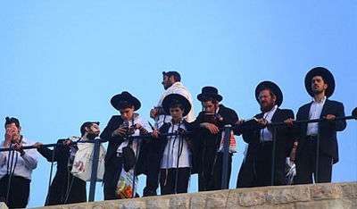 מתפללים במירון, הבוקר