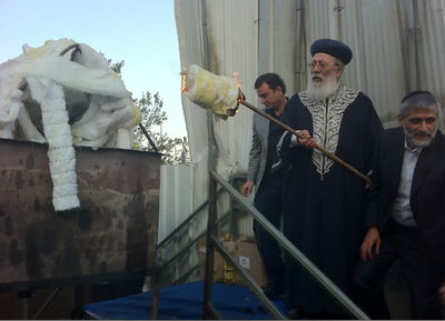 לראשונה: הגר"ש עמאר הדליק במירון