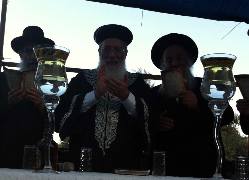 לראשונה: הגר"ש עמאר הדליק במירון