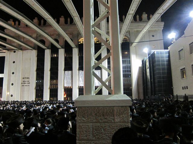 אש קודש: ההדלקה בחסידות בעלזא