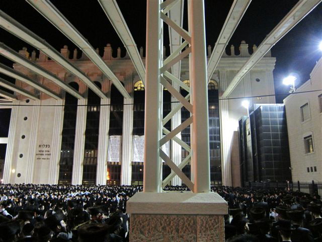 אש קודש: ההדלקה בחסידות בעלזא