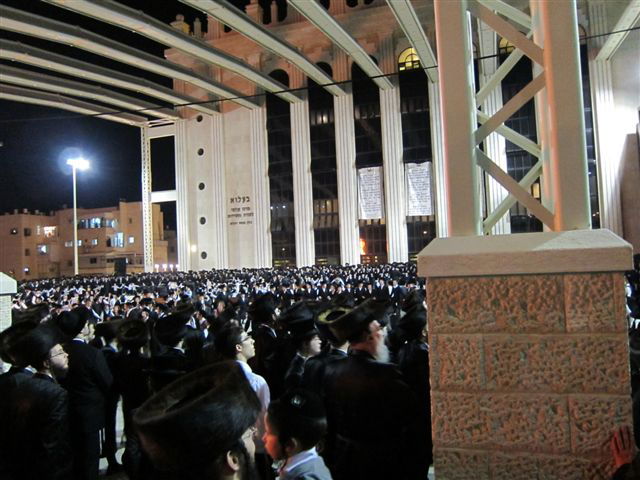 אש קודש: ההדלקה בחסידות בעלזא