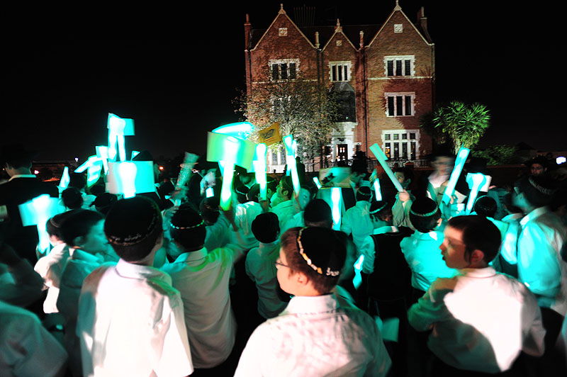 כפר-חב"ד: אלפי חוגגים ומדורת ענק