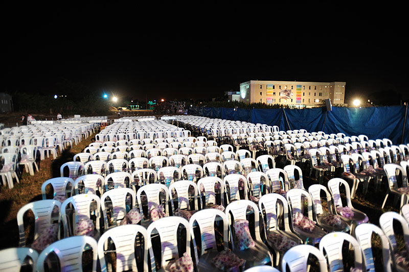 כפר-חב"ד: אלפי חוגגים ומדורת ענק