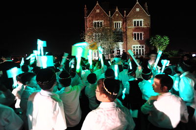 כפר-חב"ד: אלפי חוגגים ומדורת ענק