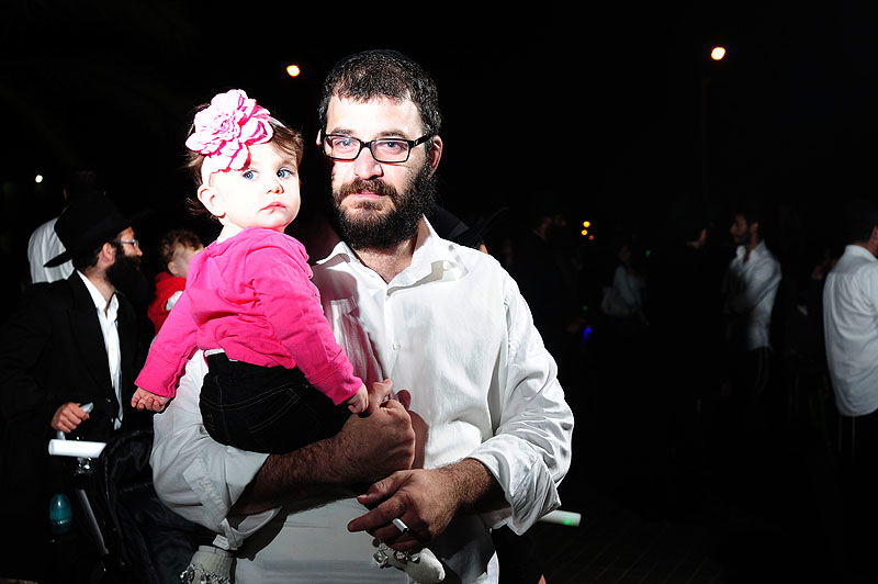 כפר-חב"ד: אלפי חוגגים ומדורת ענק