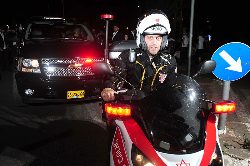 כפר-חב"ד: אלפי חוגגים ומדורת ענק