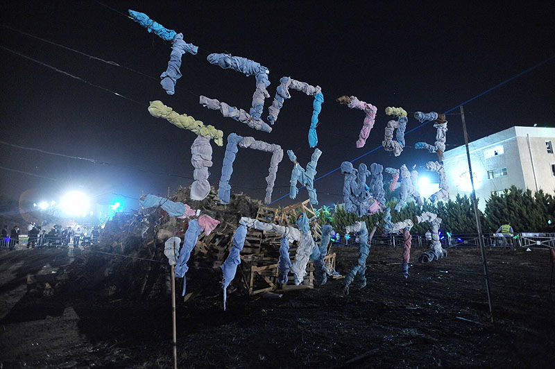 כפר-חב"ד: אלפי חוגגים ומדורת ענק