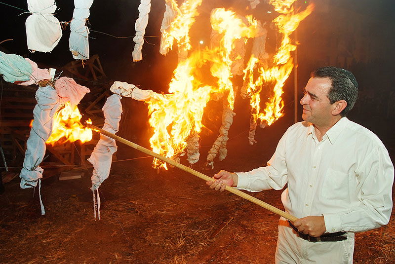 כפר-חב"ד: אלפי חוגגים ומדורת ענק