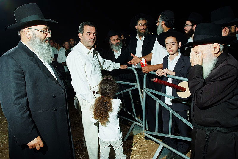 כפר-חב"ד: אלפי חוגגים ומדורת ענק