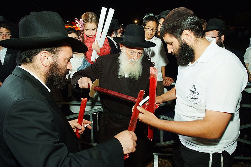 כפר-חב"ד: אלפי חוגגים ומדורת ענק