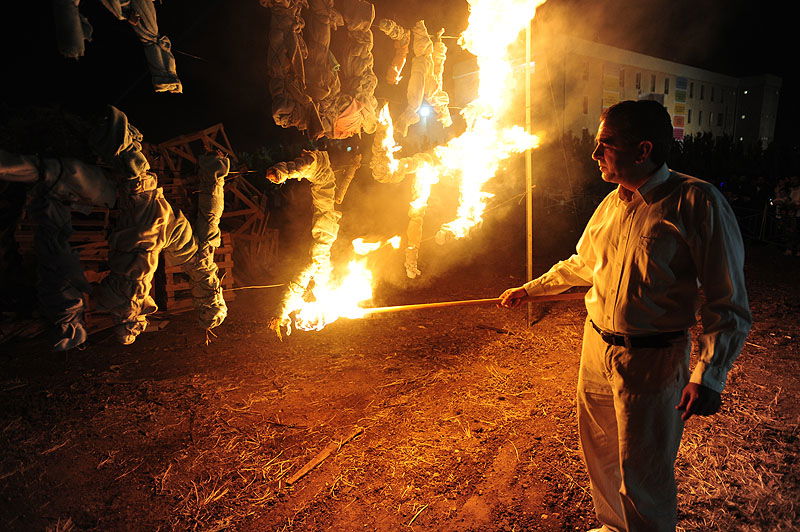 כפר-חב"ד: אלפי חוגגים ומדורת ענק