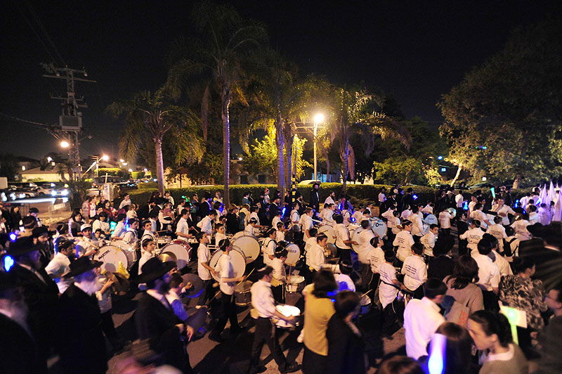 כפר-חב"ד: אלפי חוגגים ומדורת ענק