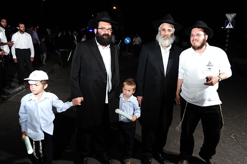 כפר-חב"ד: אלפי חוגגים ומדורת ענק